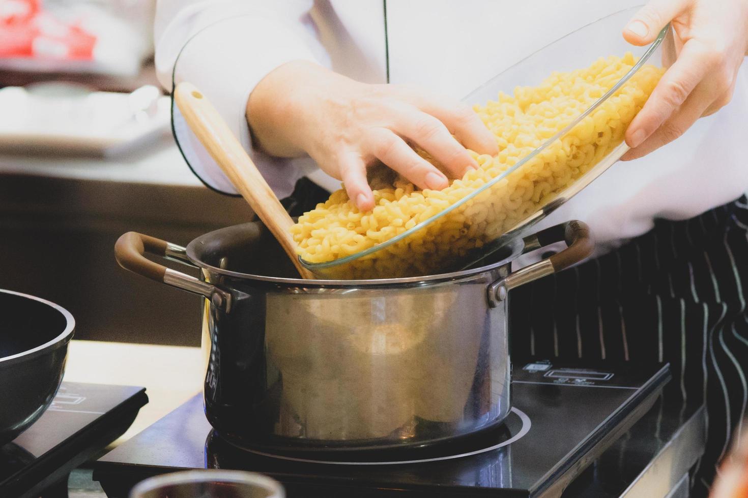 chef-kok bereidt eten, maaltijd, in de keuken, chef-kok koken foto