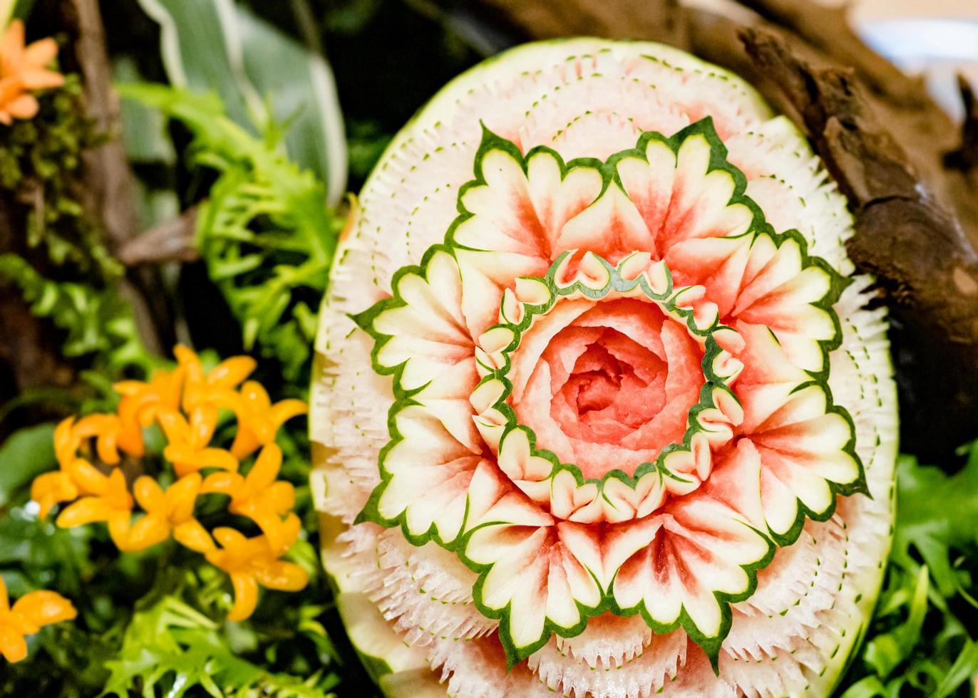 fruit- en groentesnijwerk, toon Thaise fruitgravure-decoratie; foto