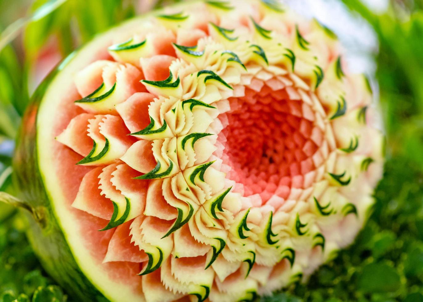 fruit- en groentesnijwerk, toon Thaise fruitgravure-decoratie; foto