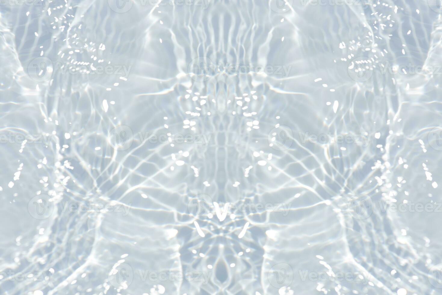 onscherp wazig transparant blauw gekleurde Doorzichtig kalmte water oppervlakte structuur met spatten reflectie. modieus abstract natuur achtergrond. water golven in zonlicht met kopiëren ruimte. blauw waterverf schijnen. foto