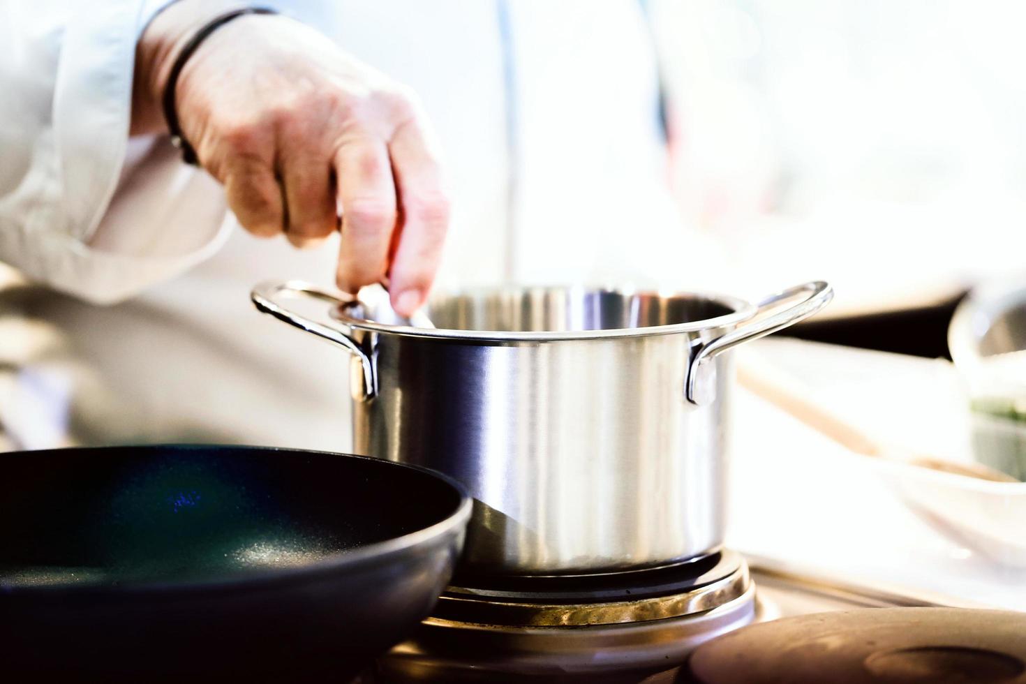 chef-kok die voedsel in de keuken bereidt, chef-kok kookt, chef-kok decoreert schotel foto