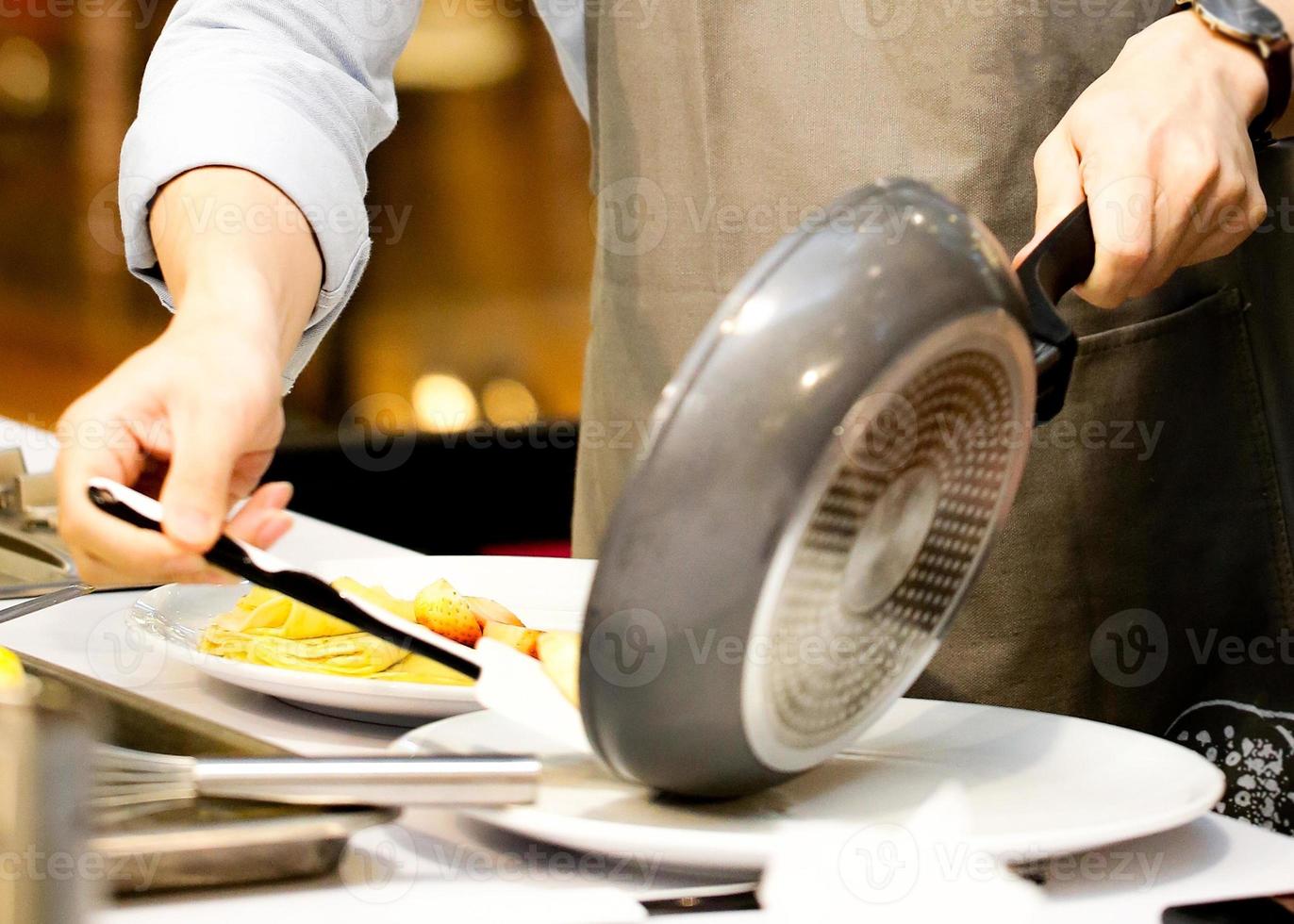 chef-kok die voedsel in de keuken kookt, chef-kok die voedsel bereidt foto