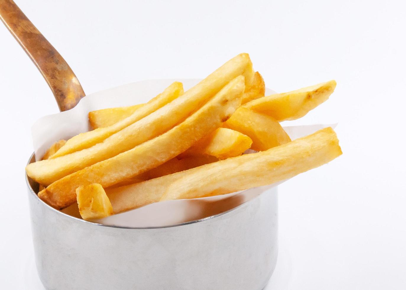 Franse frietjes in zilveren emmer op achtergrond foto