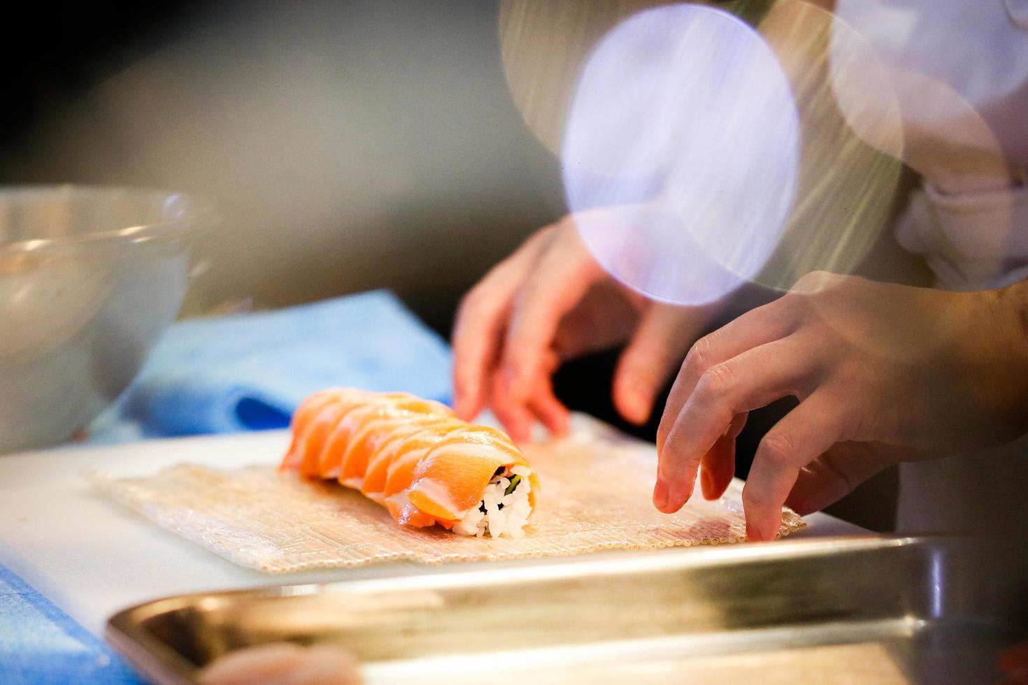 chef-kok handen die Japans eten bereiden, chef-kok die sushi maakt foto