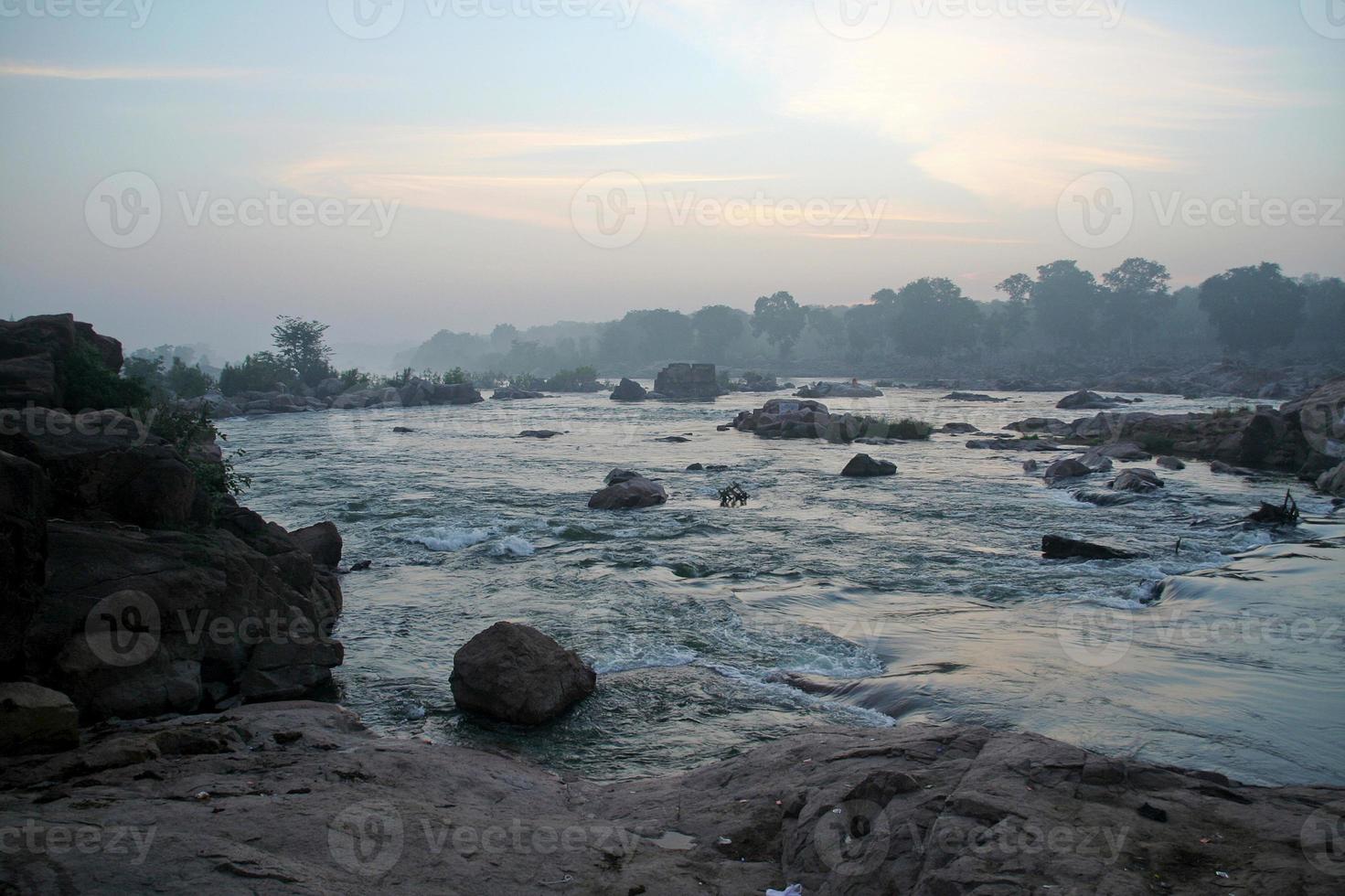 felle stroming in de rivier foto