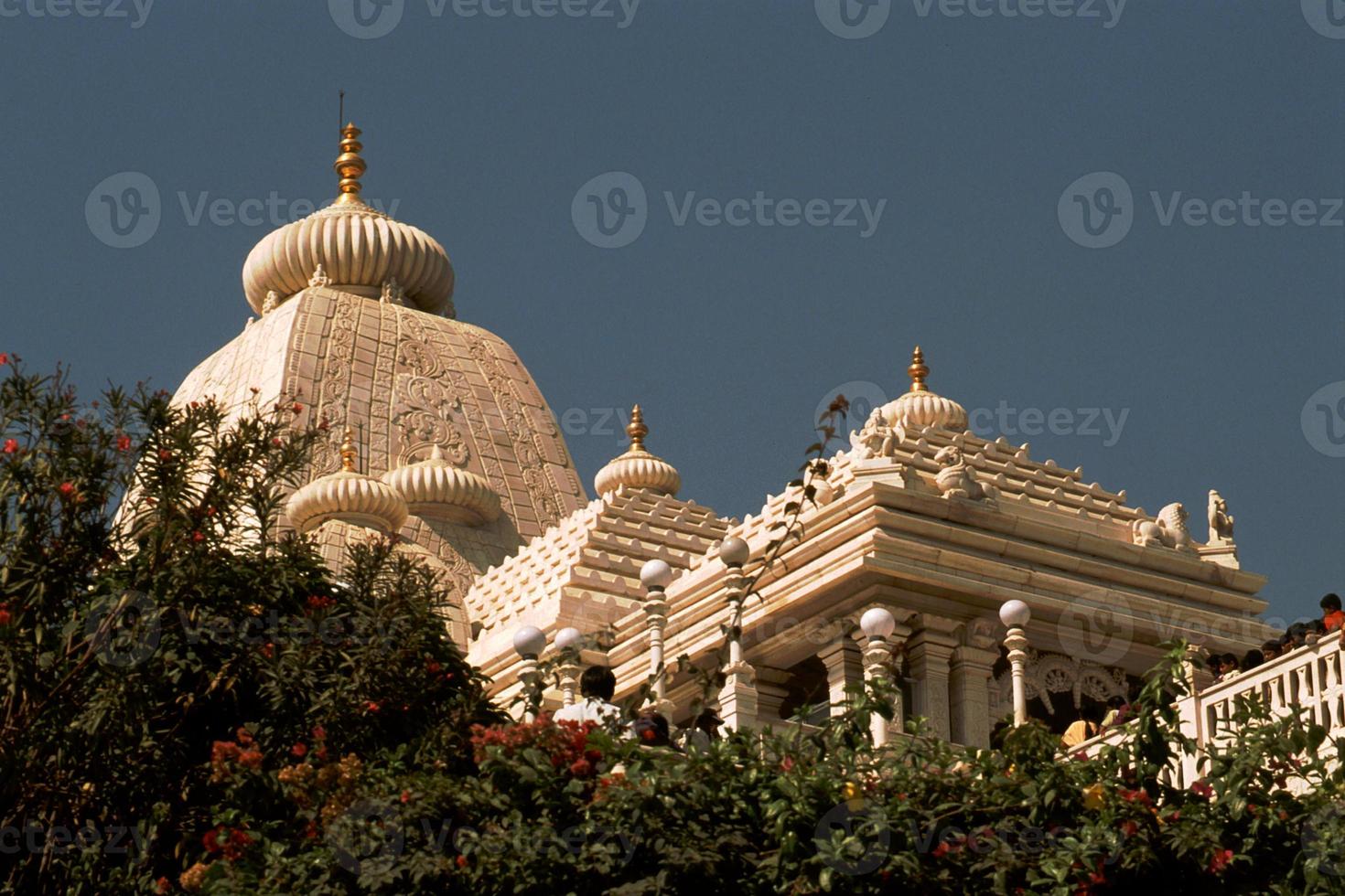 marmeren tempel achter gebladerte foto