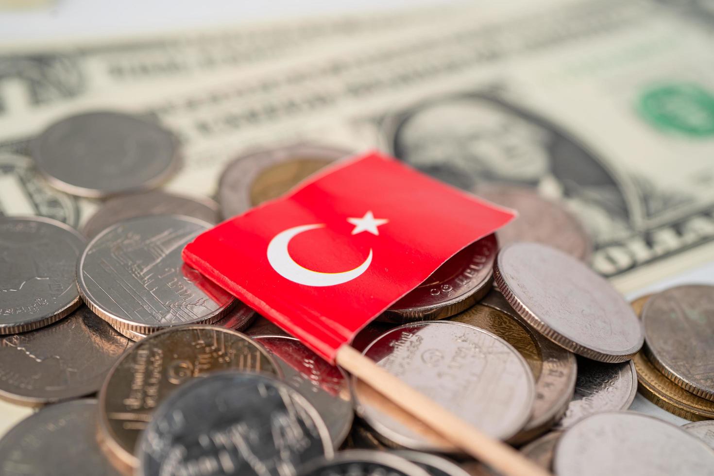 stapel munten met turkije vlag op usa amerika dollar bankbiljetten. foto