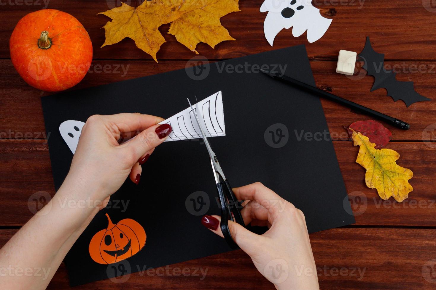 Halloween-doe-het-zelf. instructies voor het maken van een spinnenweb van papier. foto