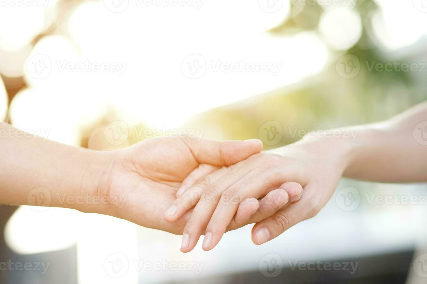 paar geliefden romantisch Holding handen naar met helder zon gloed in openbaar parken, of dichtbij omhoog visie in een conceptuele beeld eerste liefde puber jong relatie. minnaar foto