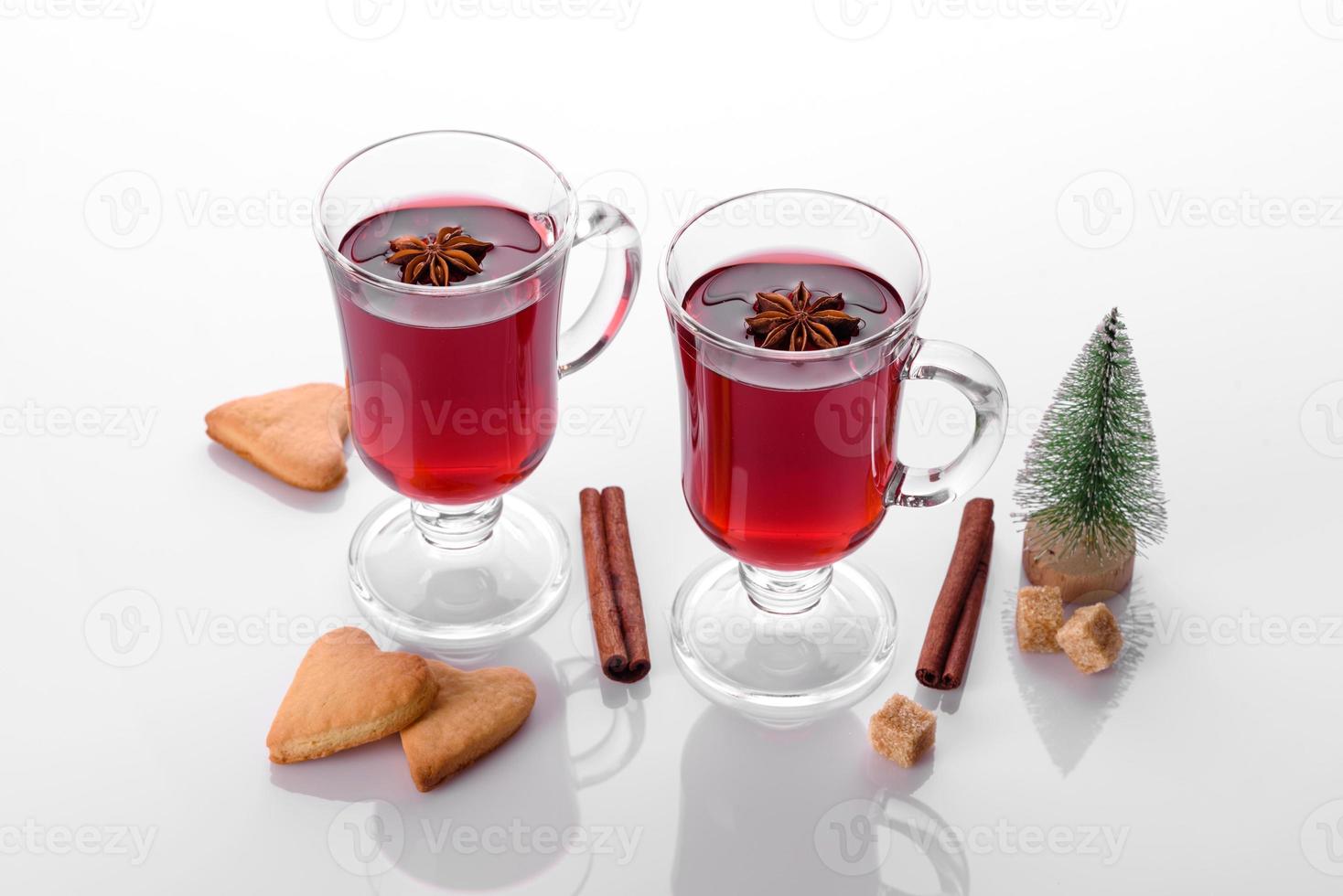 hete rode glühwein geïsoleerd op een witte achtergrond met kerst kruiden foto