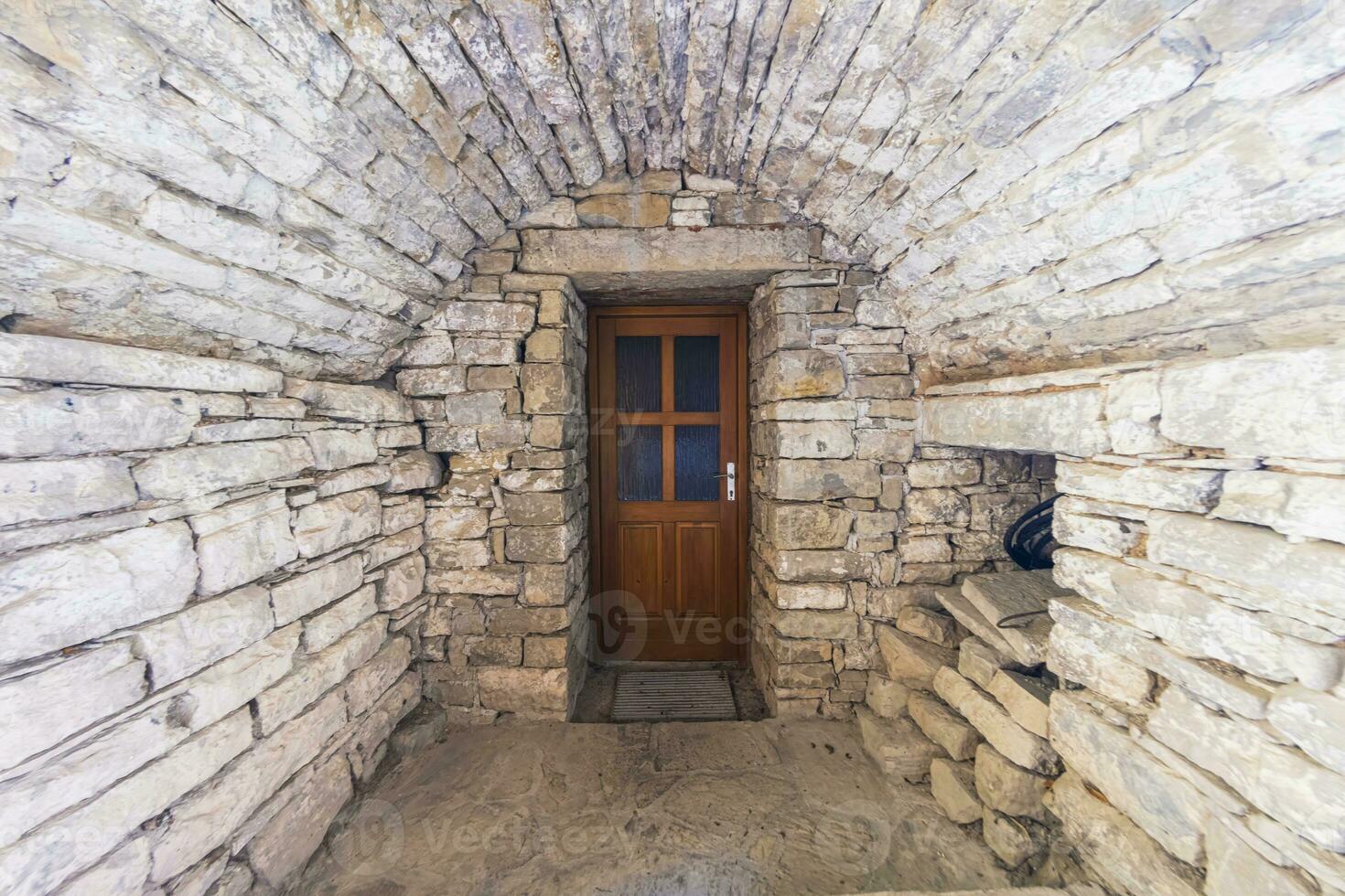 beeld van een bruin Ingang deur naar een woon- gebouw met een antiek facade foto