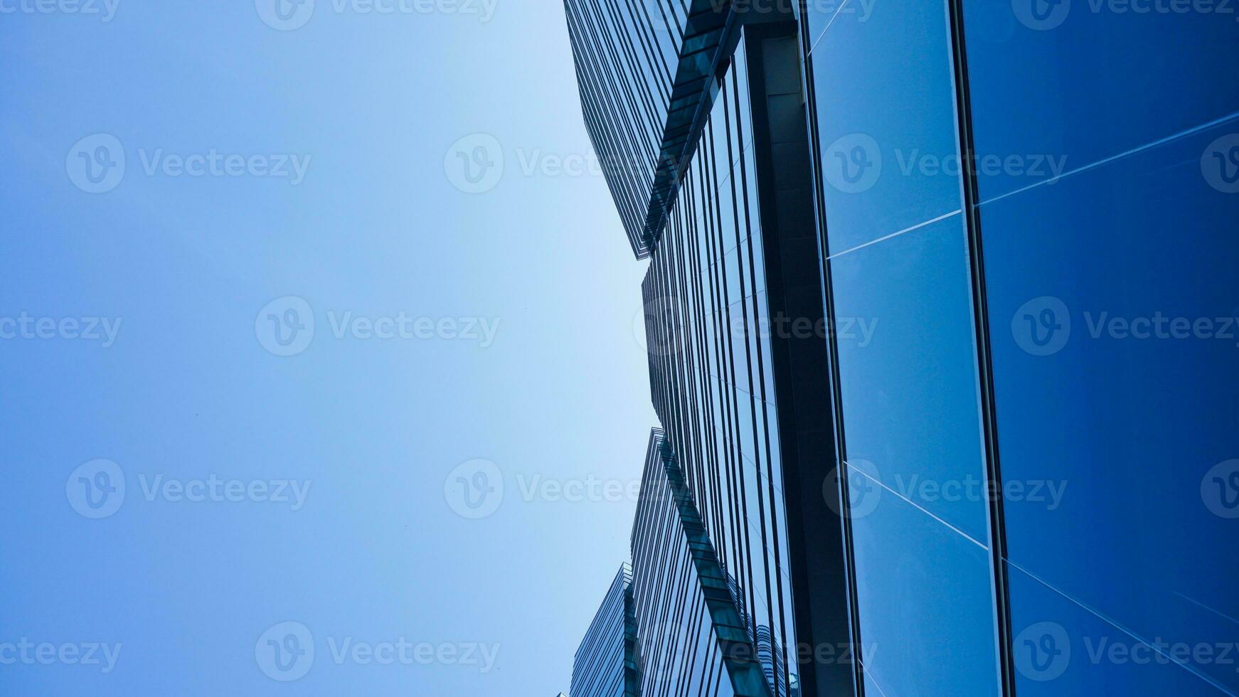 bodem visie blauw bril gebouw met lucht en wolk achtergrond. wolkenkrabber, visie van modern bedrijf gebouw. mockup modern blauw bril gebouw landschap. op zoek omhoog perspectief. kopiëren ruimte foto