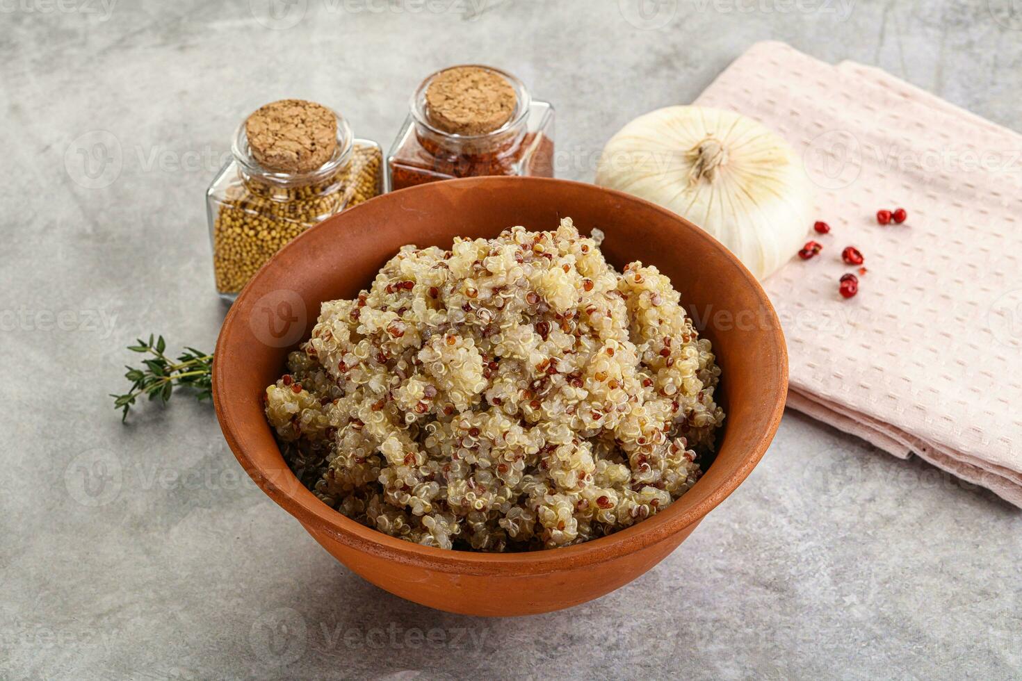 veganistisch keuken - gekookt quinoa ontbijtgranen foto