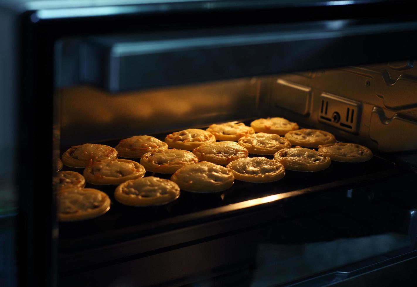 mini taartje van vlees en champignons bakken in industriële oven foto