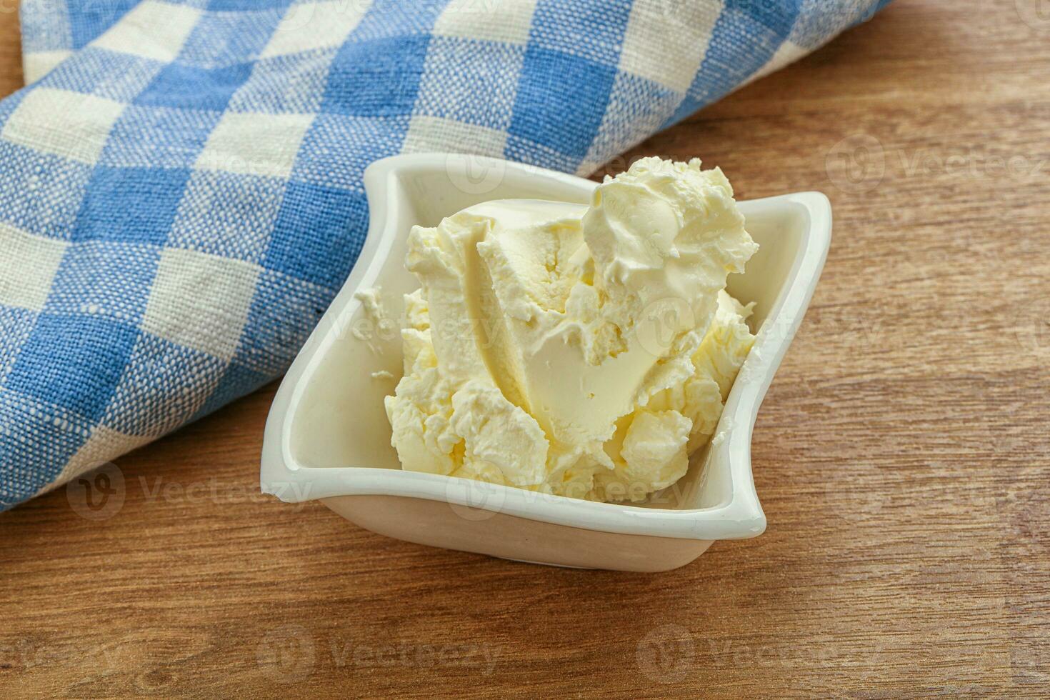 italiaanse zachte mascarpone kaas in de kom foto