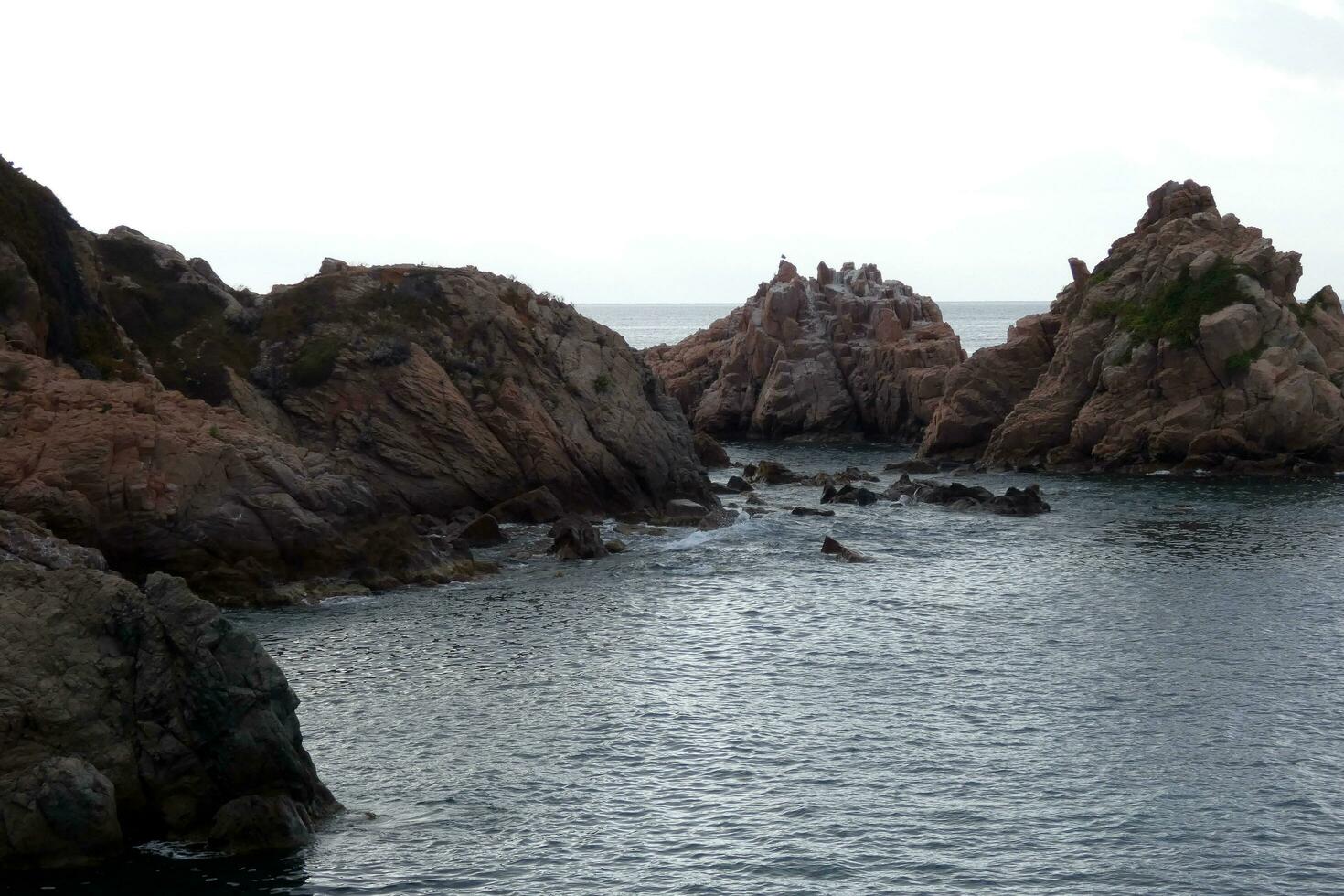 rotsen en zee Aan de middellandse Zee kust, costa moedig Catalana foto