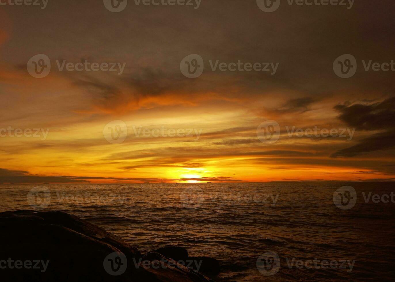 dramatisch zonsondergang lucht met wolk over- de zee foto