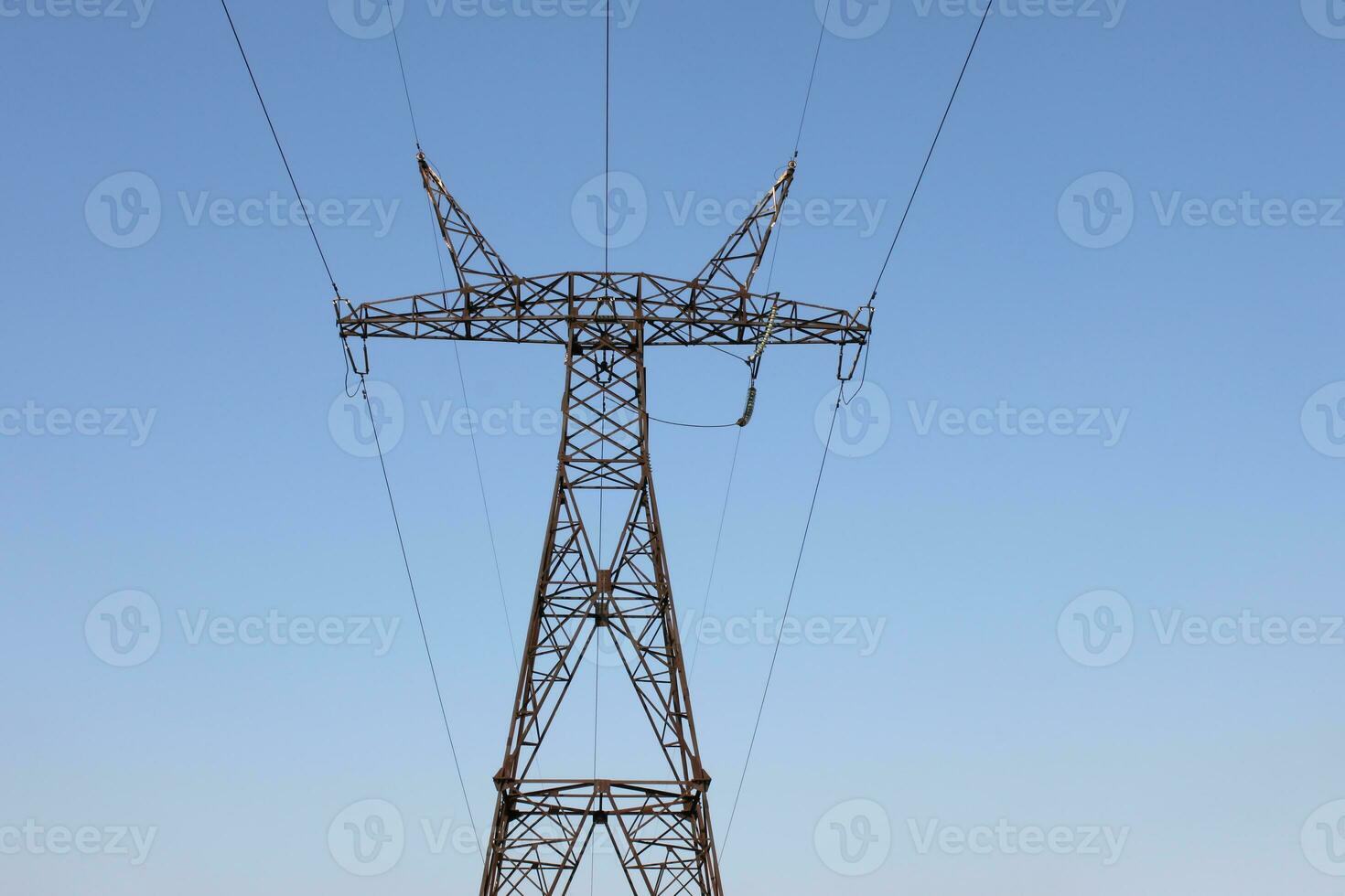 lectriciteit pyloon tegen blauw lucht in Oekraïne foto