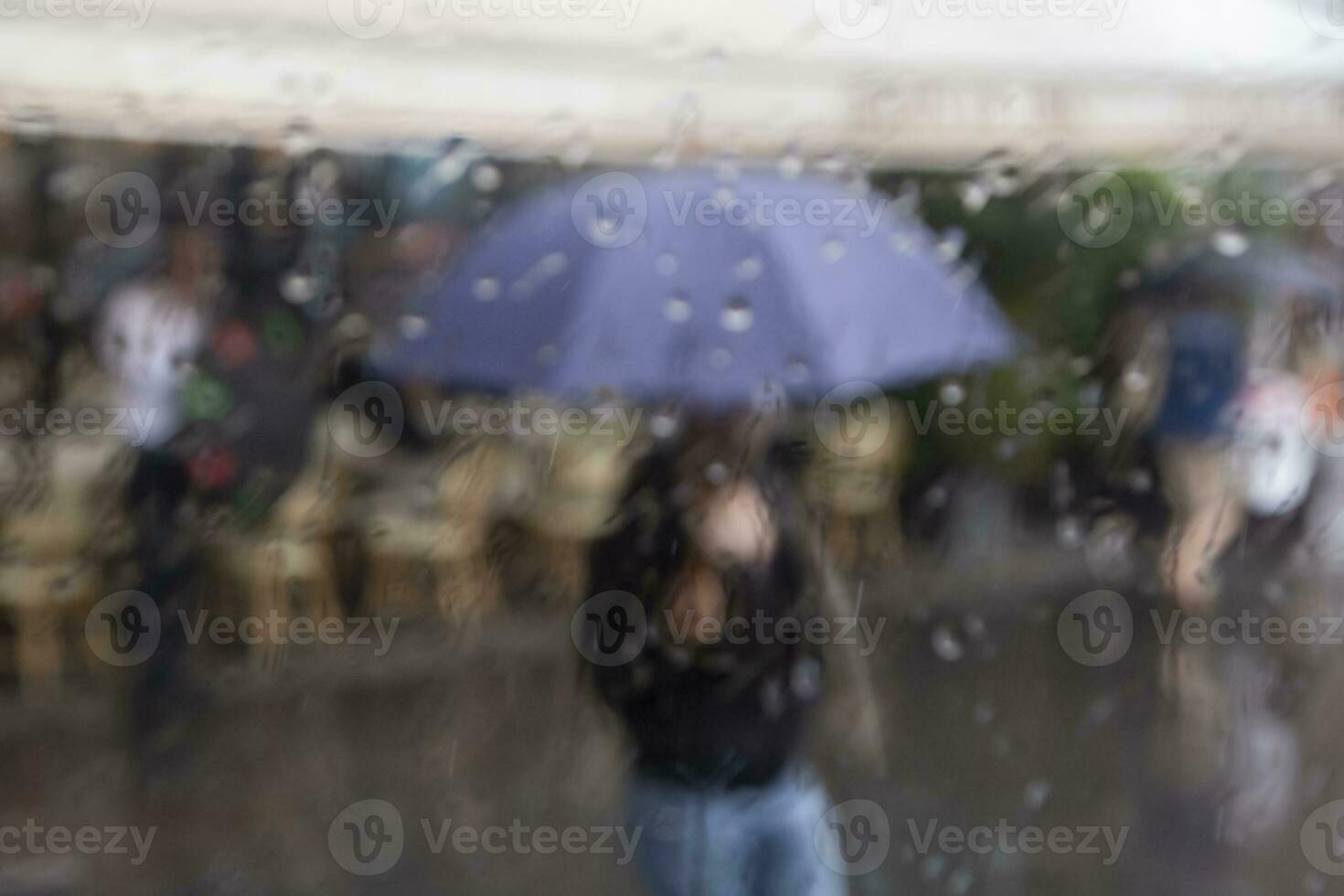 visie Aan straat van Parijs door nat venster van auto foto