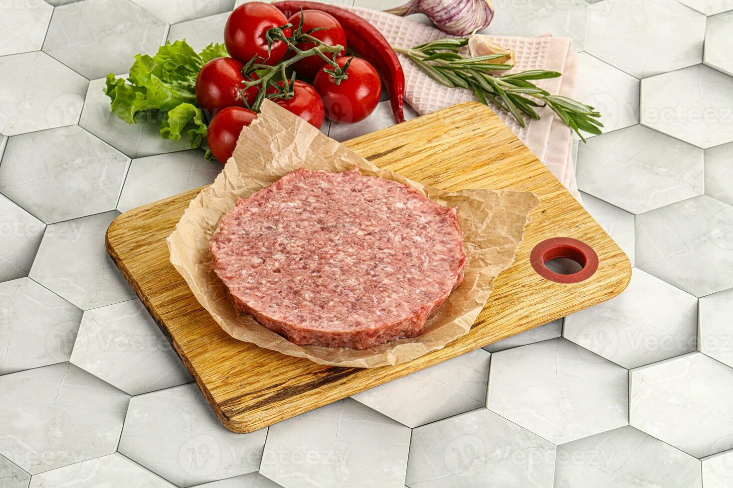 rauw rundvlees ongekookt hamburger kotelet foto