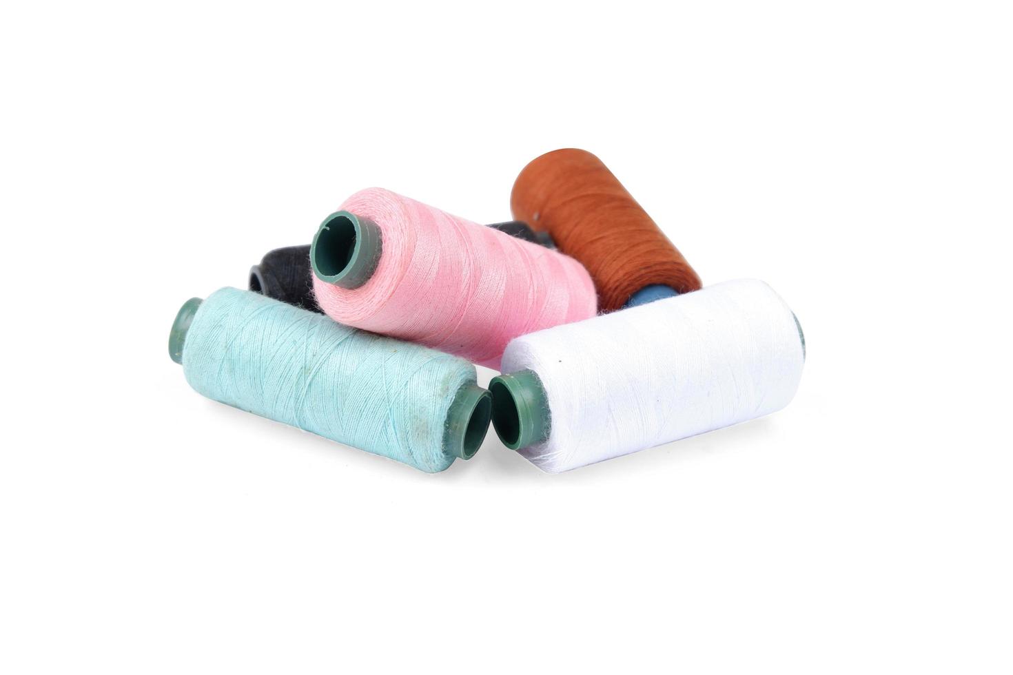 kleur naaigaren geïsoleerd op een witte achtergrond foto