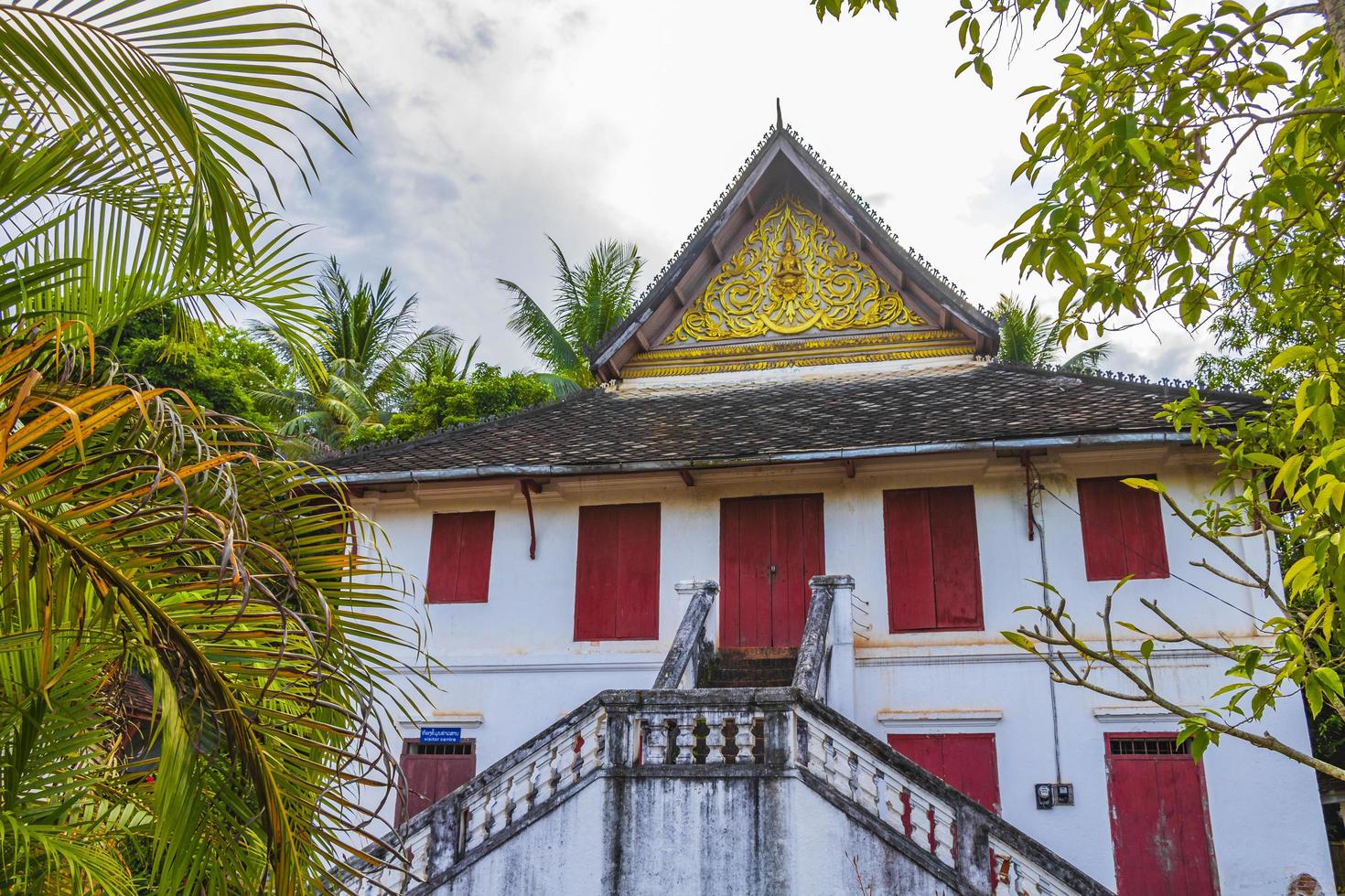 luang prabang, laos 2018- wat siphoutthabat thippharam oude boeddhistische tempel luang prabang lao. foto