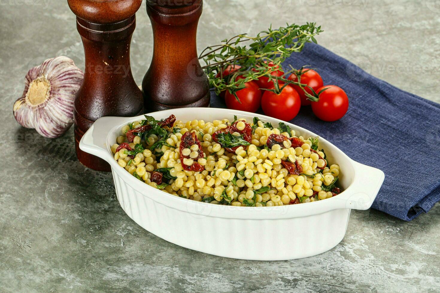 vegetarisch pasta ptitim met groenten foto