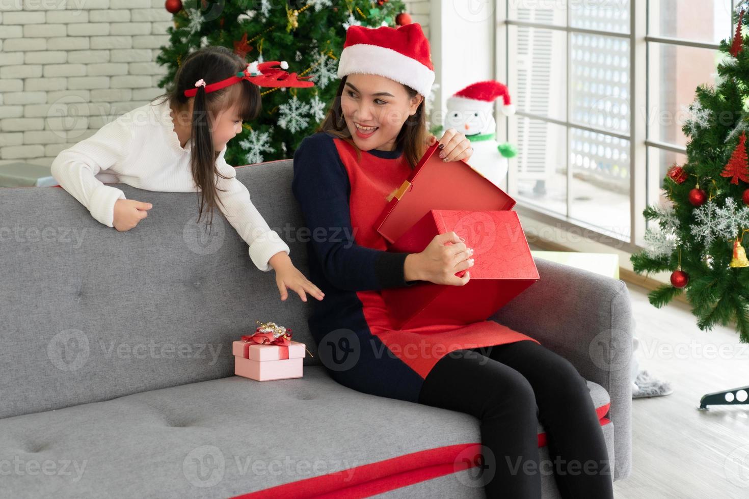 Aziatische moeder geeft kerstcadeau aan dochter foto