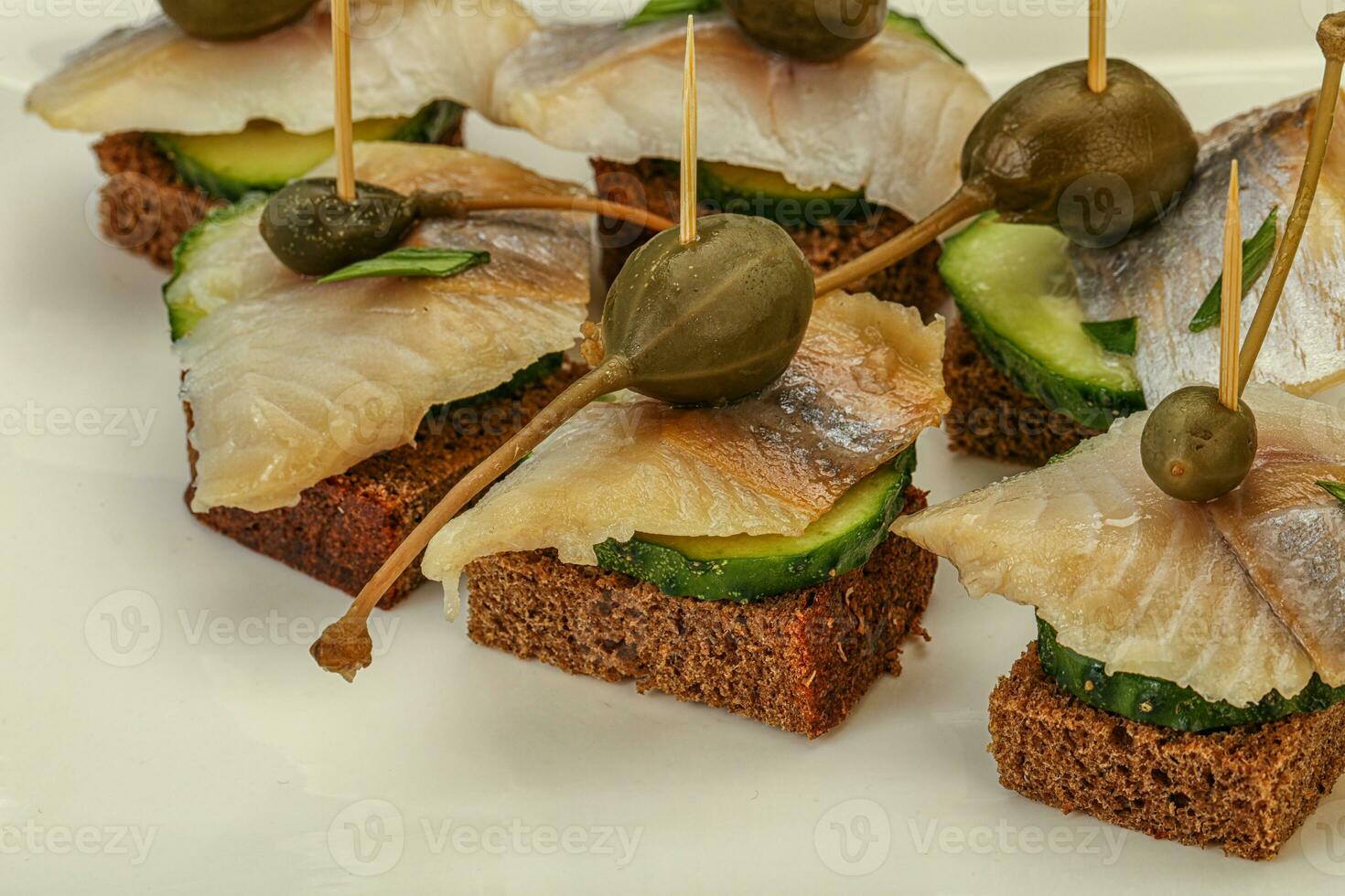 haringfilet canapé met kappertjes foto