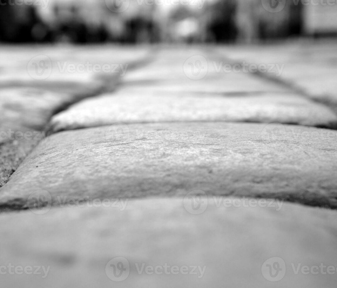 stenen van weg bestrating dichtbij visie zwart en wit achtergrond foto