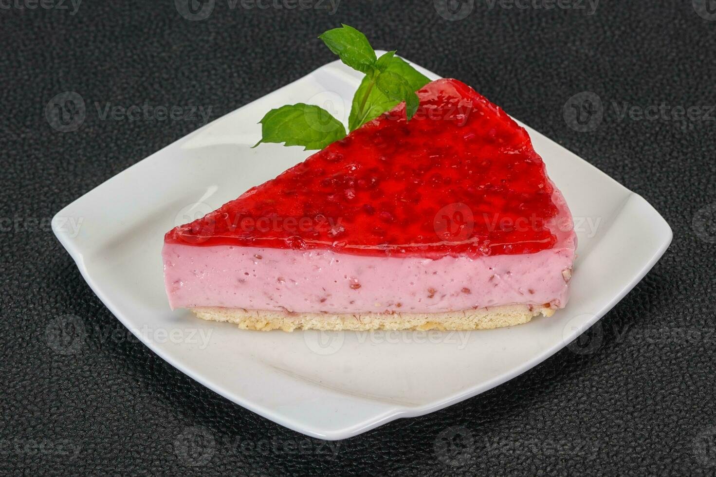 zachte frambozen cheesecake geserveerd met munt foto