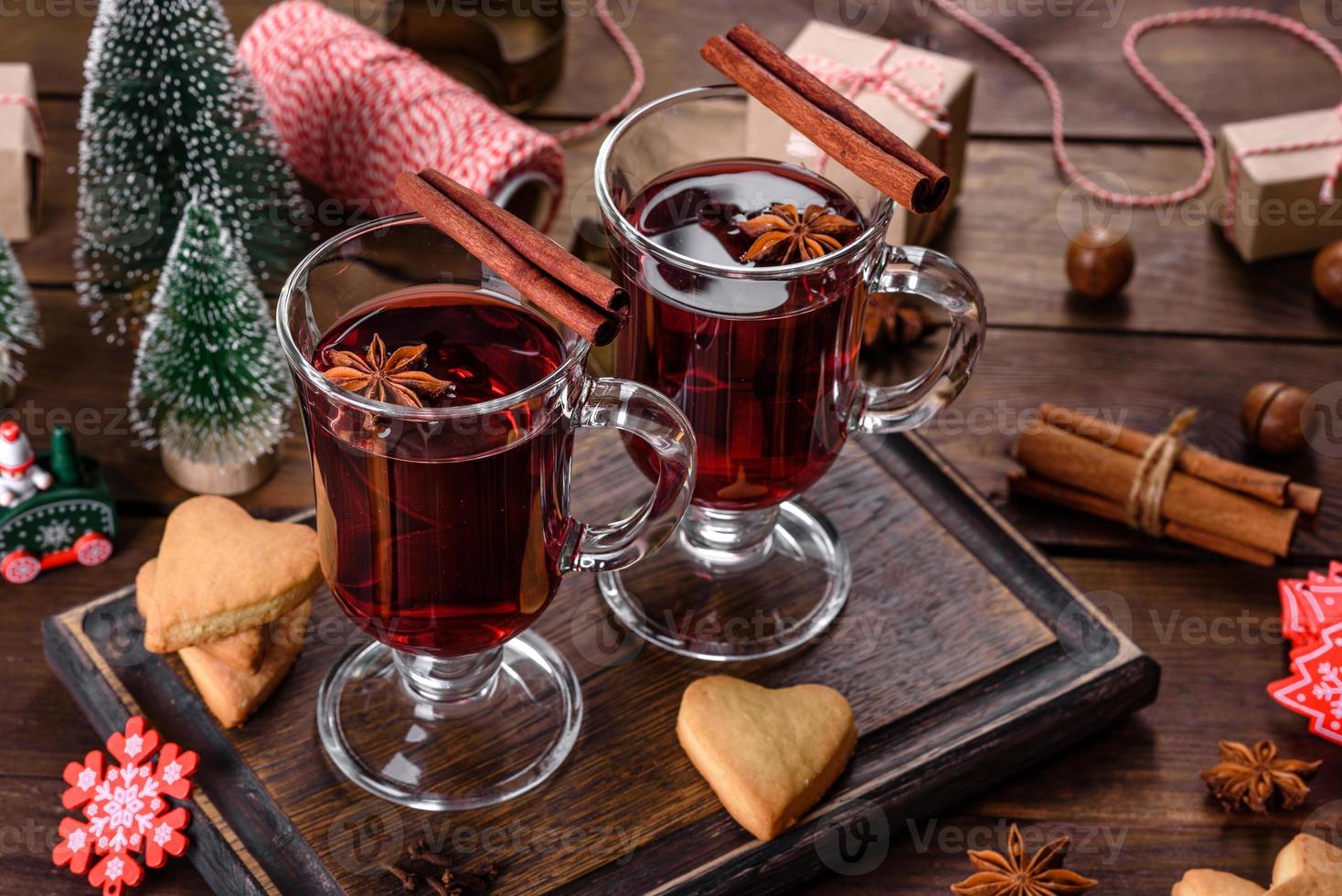 Kerst glühwein met kruiden en fruit op een donkere tafel. foto