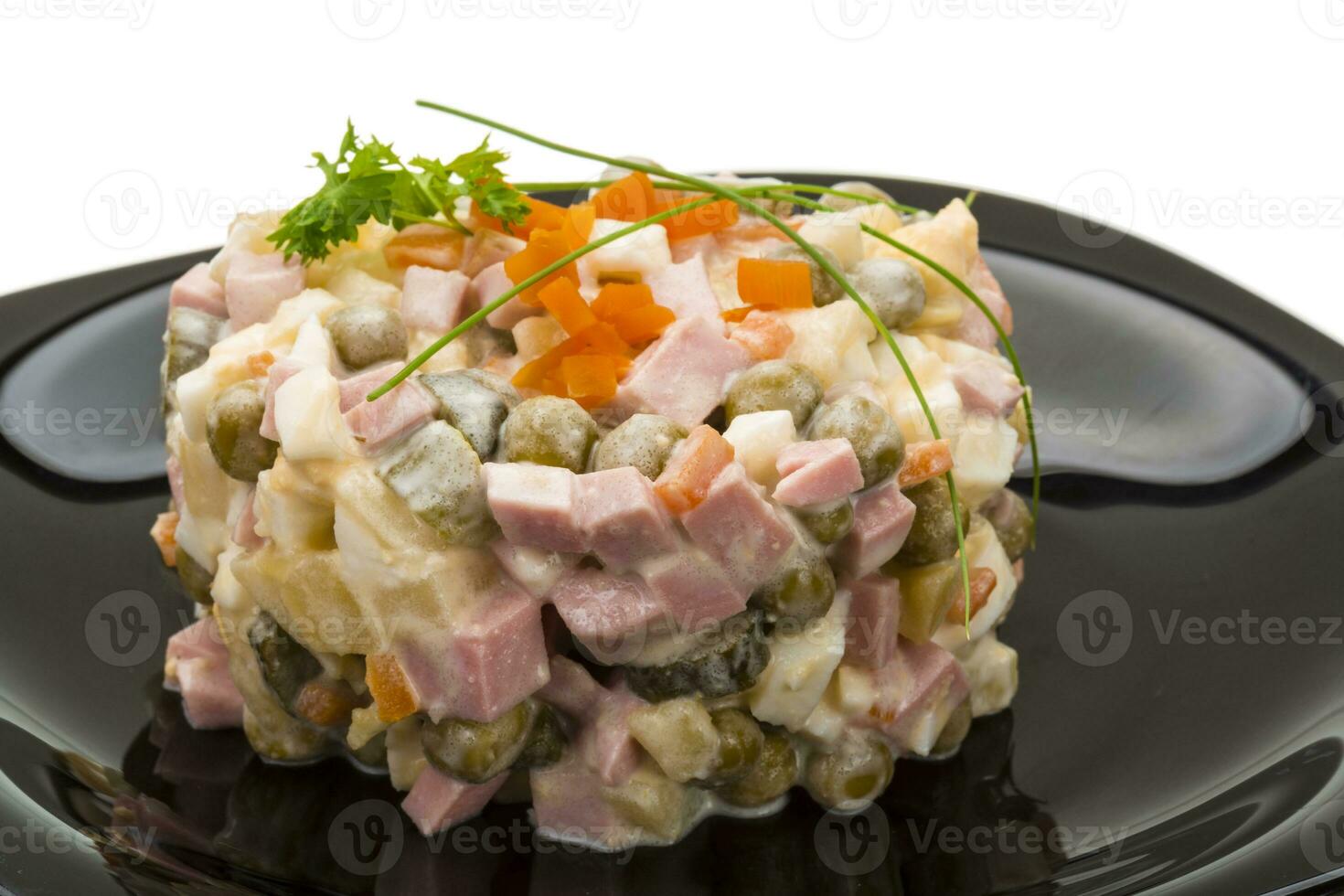 Russisch salade geïsoleerd Aan wit foto