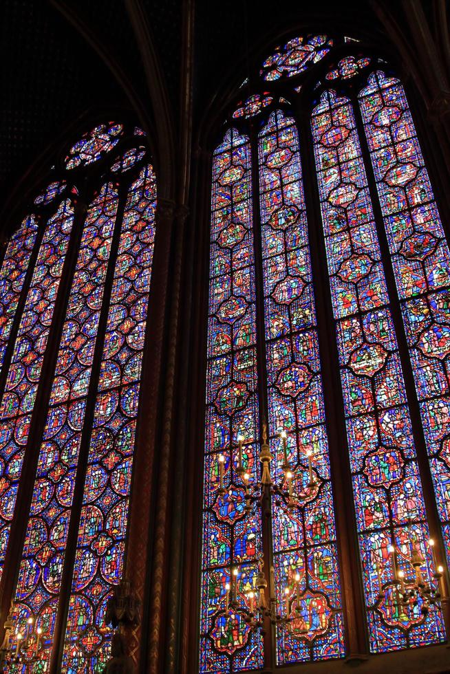 glas in lood in de kerk van saint kapelle parijs frankrijk foto