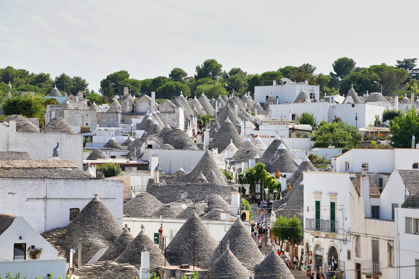 stadsgezicht van typische trulli-huizen in alberobello, italië foto