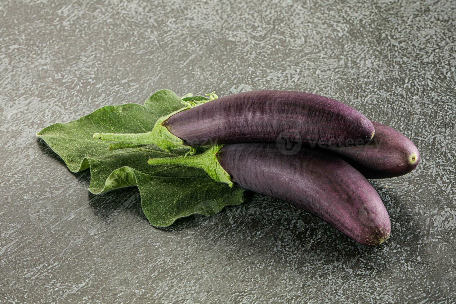 rauw rijp biologisch aubergine met blad foto