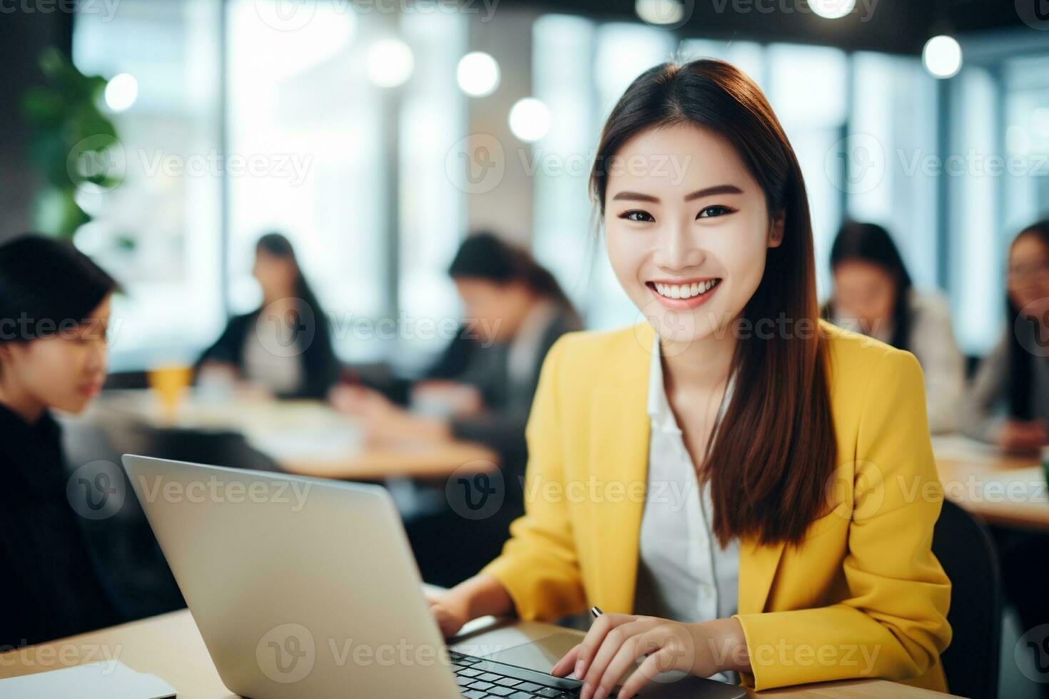 portret van jong vrouw werken Aan laptop computer in modern kantoor, zelfverzekerd werknemer glimlachen gelukkig terwijl werken met collega's. ai generatief foto