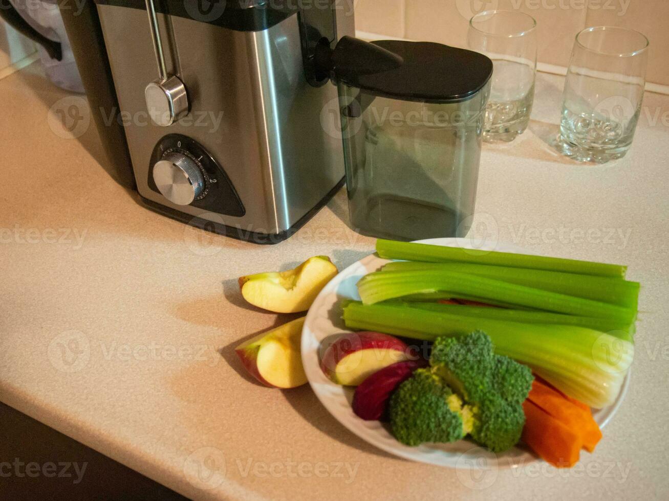 sapcentrifuge met bord van vers groenten foto