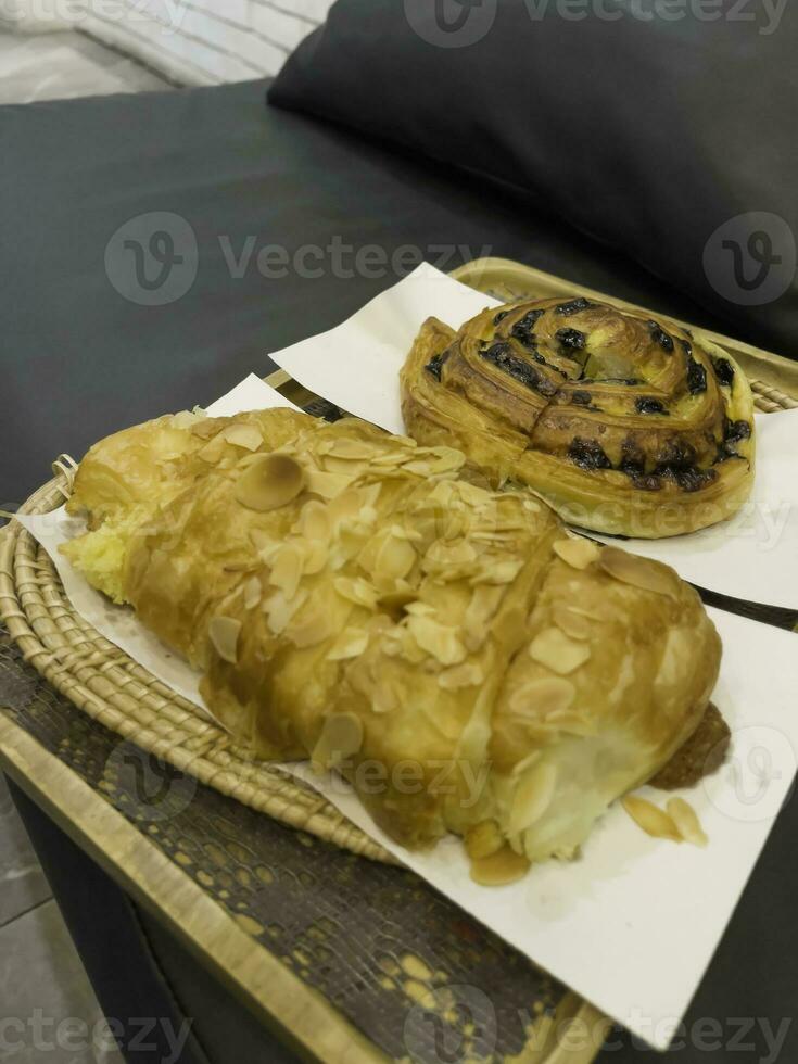 Frans ontbijt met gebakjes Bij werk van huis foto