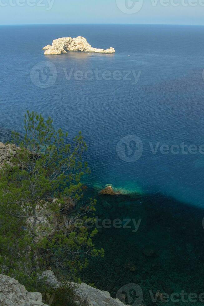 mooi strand Bij punta de kastelen, de kerstman agnes de la corona, Balearen eilanden, Spanje. foto