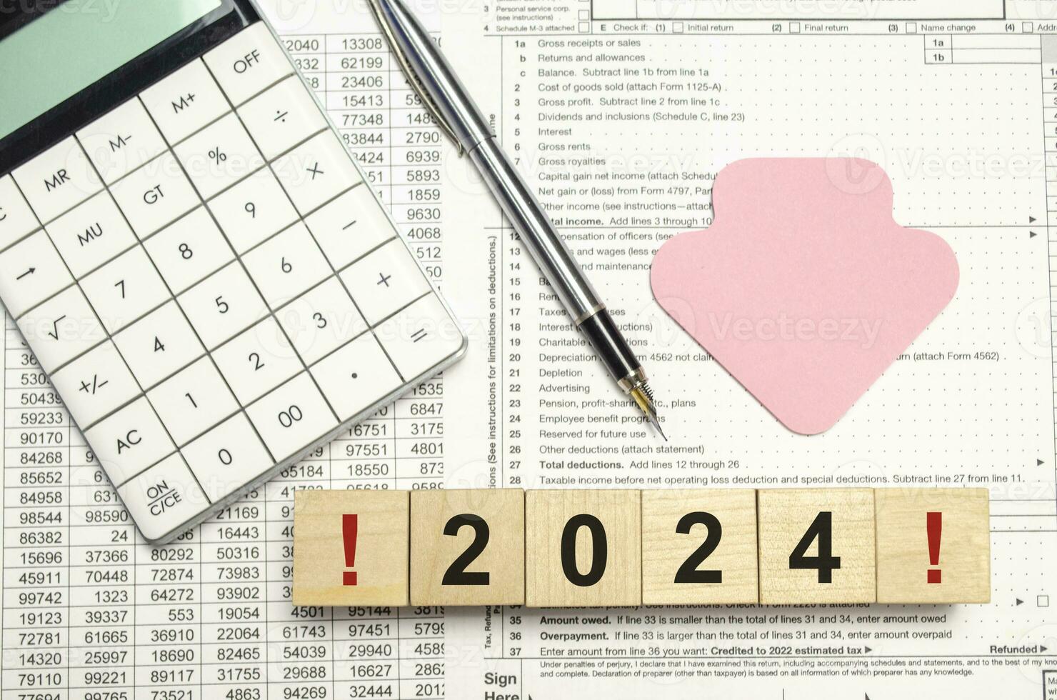 2024 woorden Aan houten blokken met sticker, rekenmachine en pen foto