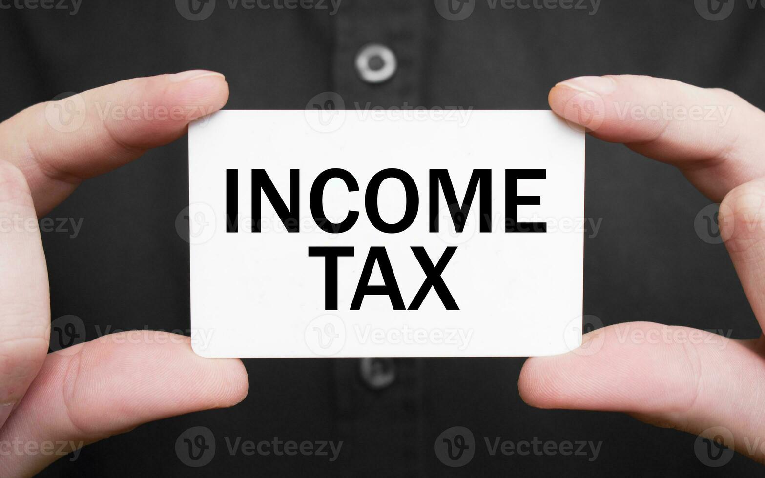 zakenman Holding een kaart met tekst inkomen belasting, bedrijf concept foto