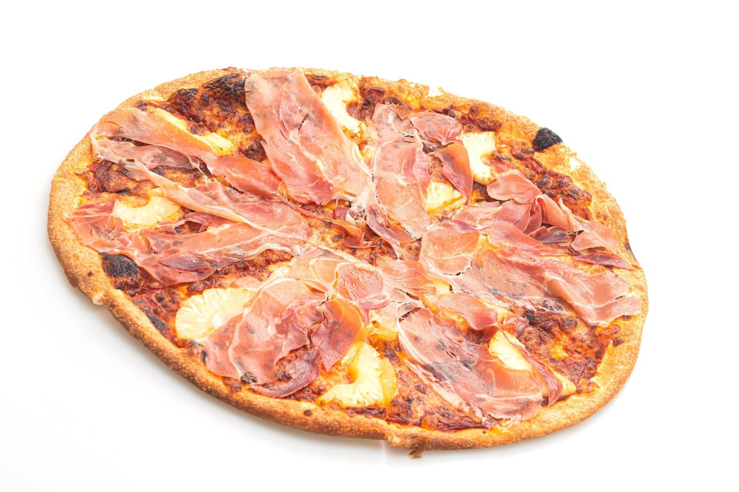 pizza met prosciutto of parmaham pizza op witte achtergrond foto