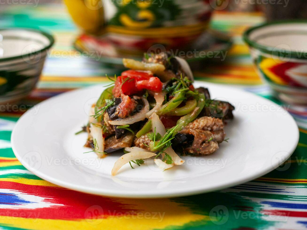 warm salade van groen en rood pepers, vlees, aubergine, uien en tomaten Aziatisch stijl foto