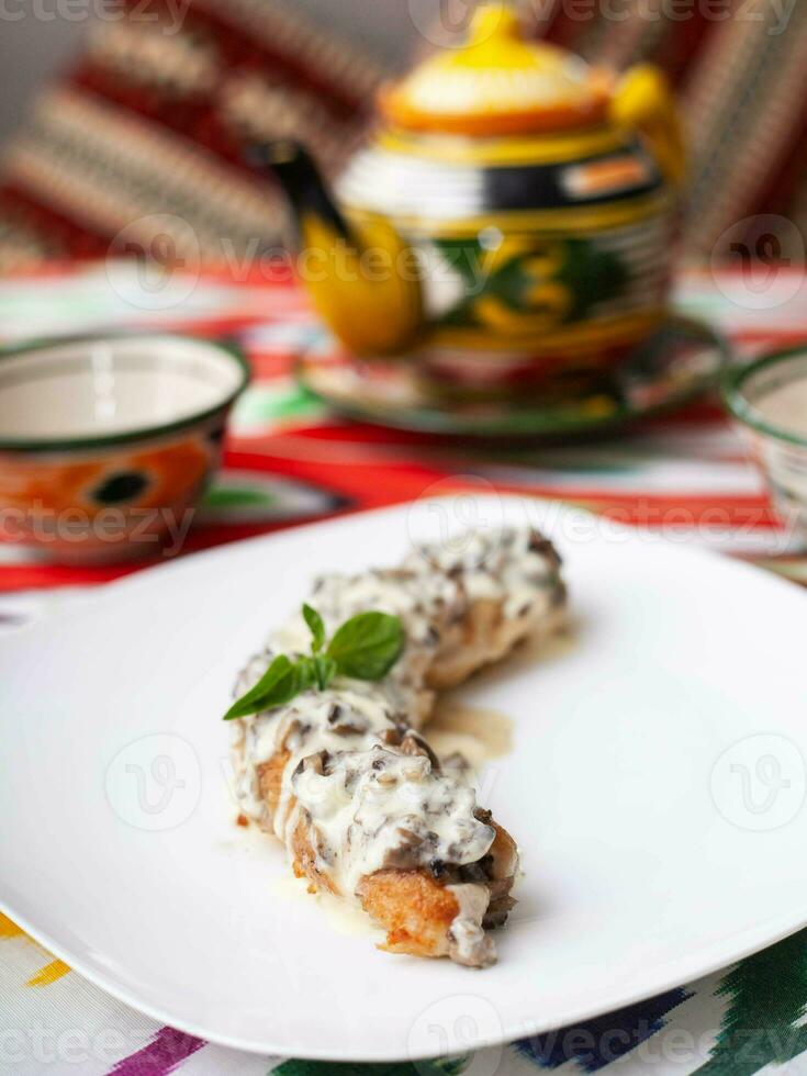 Zalm steak met romig saus en champignons met kruiden. Aziatisch stijl foto