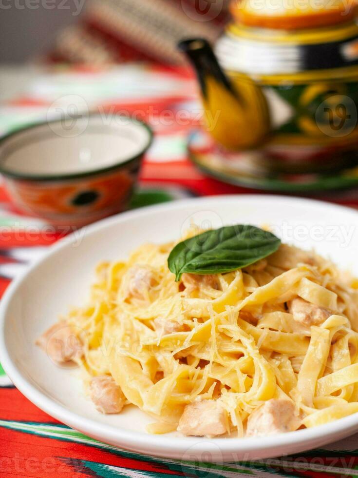 romig pasta met kip, basilicum en paddestoelen, volgens naar de Italiaans recept. oosten- stijl foto