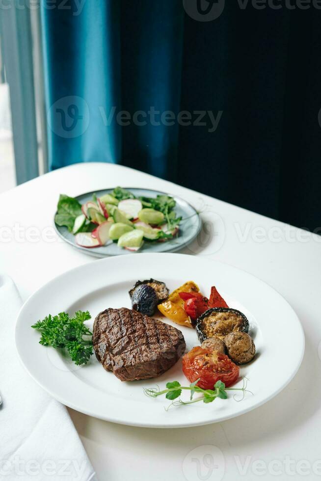 rundvlees steak met gegrild groenten en kruiden Aan een licht achtergrond foto