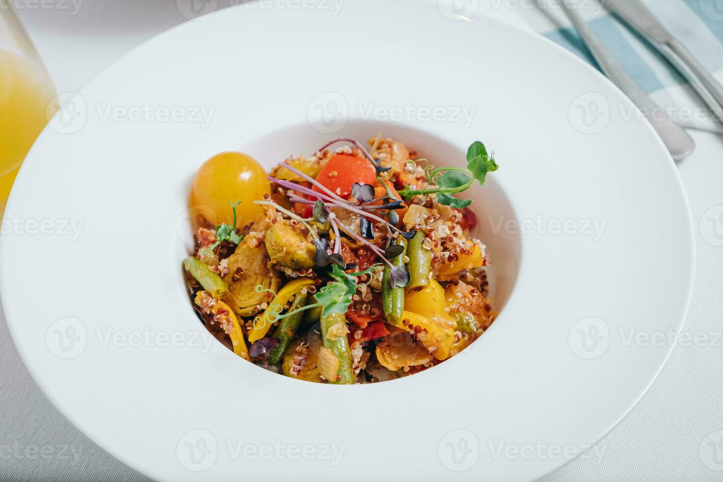 groente stoofpot met aardappelen, tomaten en kruiden met saus in een diep bord kant visie foto