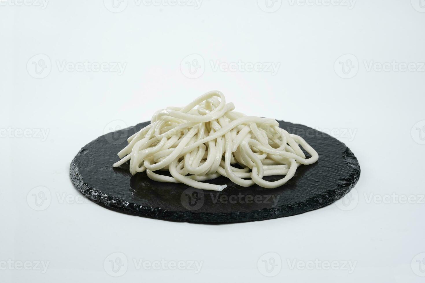 heerlijk noedels Aan een zwart bord. garneren. visie van bovenstaande. Chinese keuken, hotpot ingrediënt foto