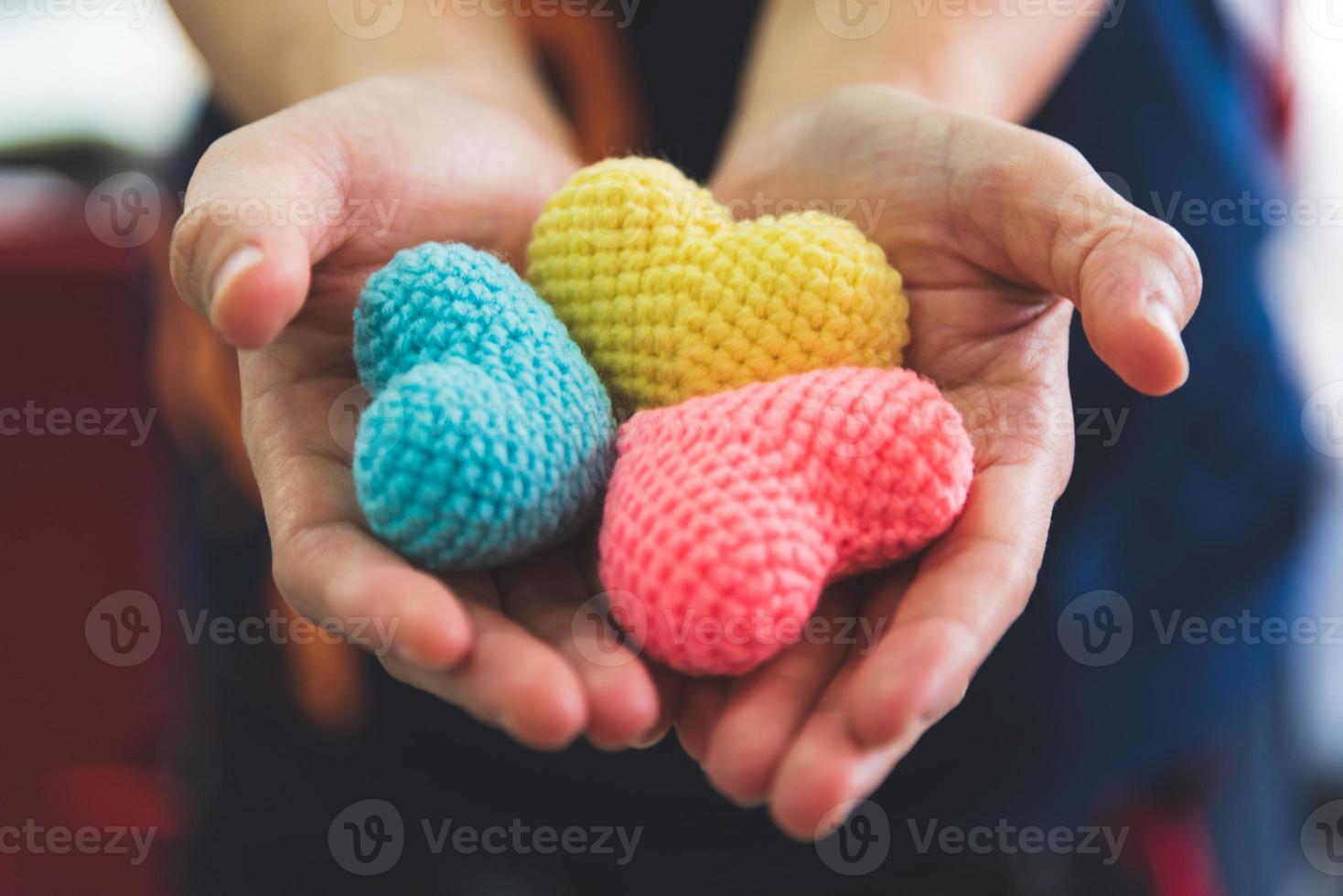 close-up handen geven kleurrijk garen hart handgemaakt foto